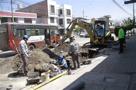 Rotura de tubería matriz provoca inundación en la avenida Kennedy