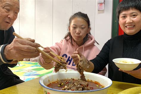 76元买2斤牛肉，做水煮牛肉，牛肉滑嫩，麻辣鲜香，爷4个吃过瘾了 凤凰网视频 凤凰网