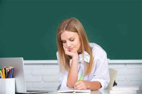 Retrato De Una Joven Estudiante Universitaria Que Estudia En El Aula En