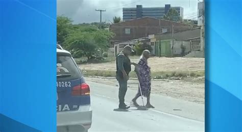 Policial Ajuda Idosa A Atravessar Br Em Caruaru E Viraliza Nas