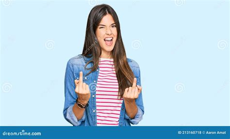 Junge Brunette Frau Welche Zufällige Kleidung Zeigt Das Mittelfingerhandeln Trägt Fick