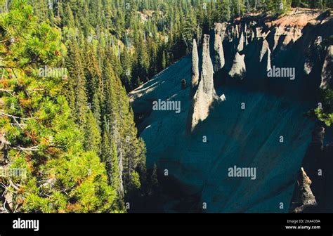 Los Pinnacles respiraderos volcánicos abrazando el borde del lago del