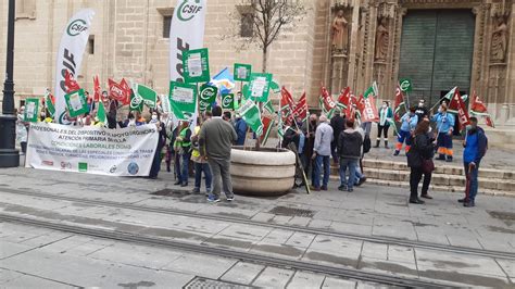 Profesionales Sanitarios Se Concentran Frente Al Sas En Protesta Por El