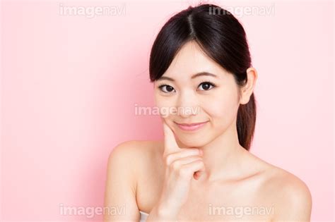 【頬に指を当てた若い女性】の画像素材 31193449 写真素材ならイメージナビ