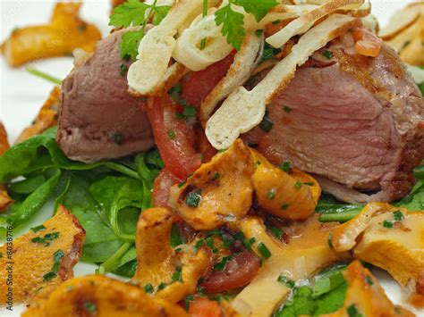 Sommersalat Mit Gebratene Pfifferlinge Und Kalbsfilet Stock Photo