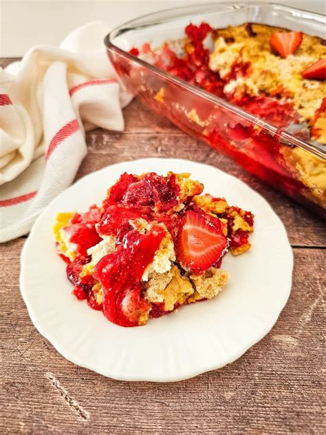 Easy Strawberry Cheesecake Dump Cake Recipe Glue Sticks And Gumdrops