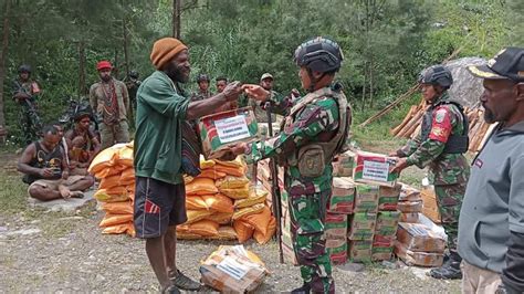 Dandim 1714 Puncak Jaya Bantu 100 Lembar Seng Untuk Honai Di Kampung