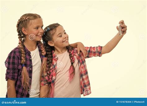 Crian As Pequenas Bonitos Das Meninas Que Sorriem Para Telefonar Tela