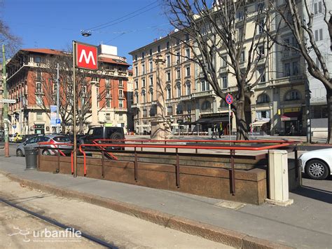 Milano Porta Venezia Piazza Oberdan Vestita A Festa Ma Indecorosa