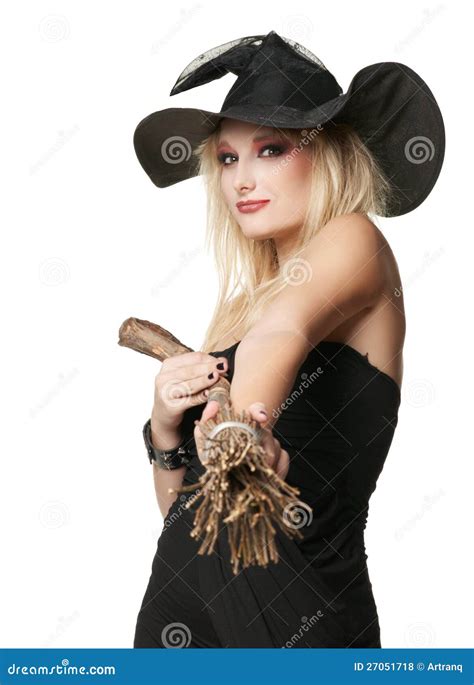 Die Junge Blonde Hexe Mit Einem Besen Stockfoto Bild Von Halloween