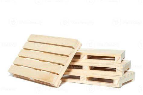 empty wooden pallet isolated on white background. 13426192 Stock Photo ...