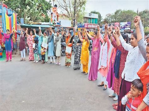 संविदा स्वास्थ्य कर्मचारियों ने मानव शृंखला बनाकर जताया विरोध नारेबाजी