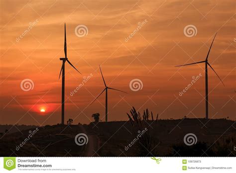 Silhouettez La Ferme De Turbine De Vent Au Dessus Du Moutain Avec Le