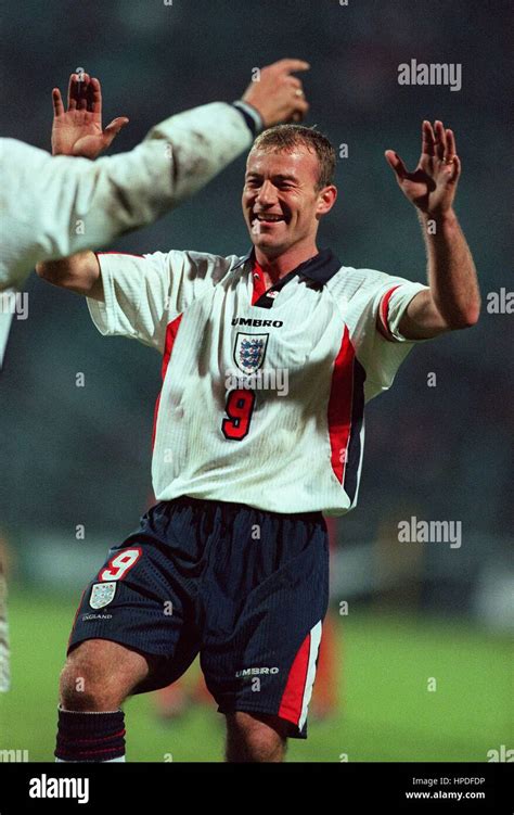 Alan shearer england 1997 hi-res stock photography and images - Alamy