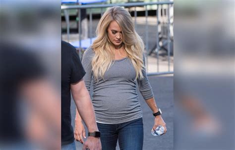 Pregnant Carrie Underwood Shows Off Baby Bump At ‘Jimmy Kimmel Live’