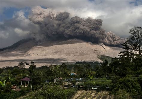 Bangkok Post - 3 die as Sumatra volcano erupts