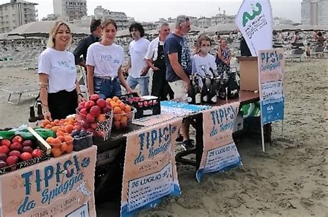 Tipici Da Spiaggia Arrivo Scenografico Dal Mare Dei Prodotti Della