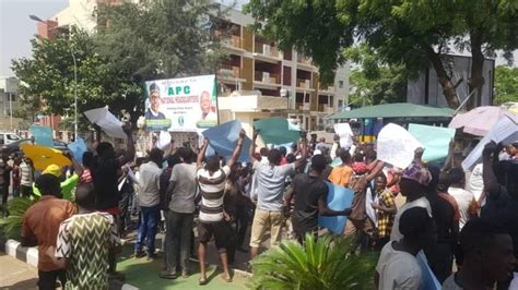 Protesters Storm Apc Secretariat In Abuja Demand Oshiomholes Sack