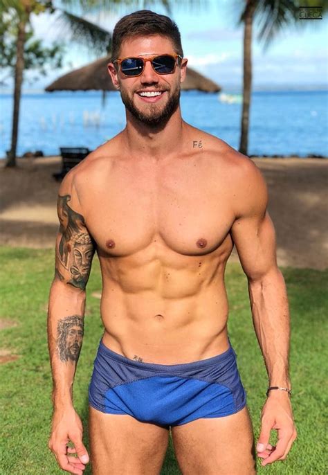 Jonas Sulzbach exibe corpo sarado só de sunga Volume na Cueca