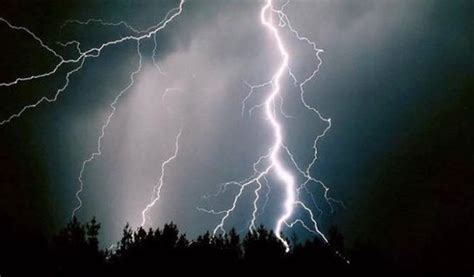 Vos photos et vidéos de cette nuit après l'orage, la pluie et la grêle ...