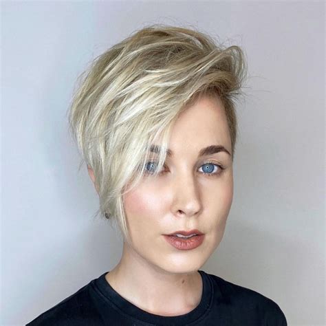 Taglio Pixie Cut Con Ciuffo Lungo Laterale Per Chi Ama I Capelli Biondi