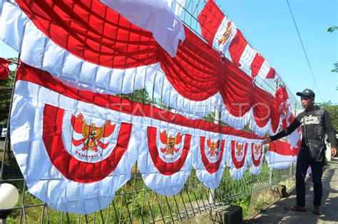 PENJUAL BENDERA MERAH PUTIH ANTARA Foto