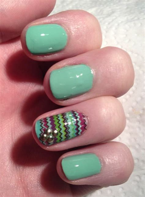 nail art simple en vert pastel avec accent à chevrons Dessins d