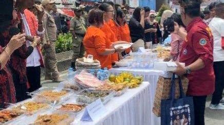 HUT Kota Ambon Ke 448 Makan Patita Di Jalan AY Patty Upacara