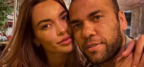 Mulher De Daniel Alves Posta Foto De M Os Dadas O Ex Jogador Ap S