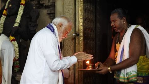 क्यों मदुरै के मीनाक्षी अम्मन मंदिर में देवी की प्रतिमा का रंग है हरा