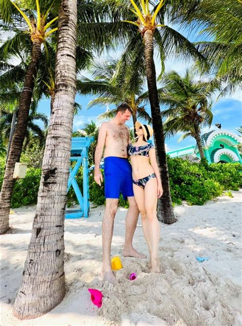 Lan Phương diện bikini khoe dáng chuẩn bên chồng Tây