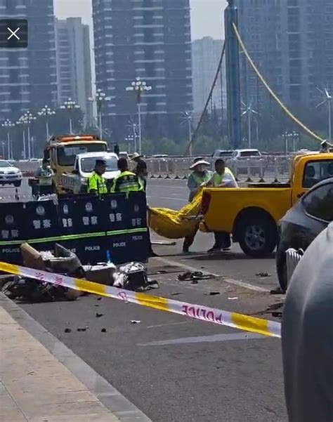 陸滄州越野車瘋狂亂撞 臨沂特斯拉失控多人死傷（視頻） 撞護欄 失控撞人 新唐人电视台