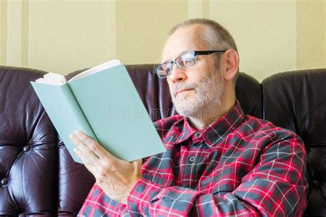 Uomo Senior Che Legge Un Libro Immagine Stock Immagine Di Maggiore