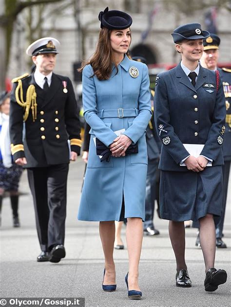 Kate Middleton Con Il Cappotto Azzurro Alle Celebrazioni Della Raf A