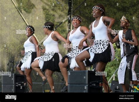 Zimbabwe Dance Hi Res Stock Photography And Images Alamy