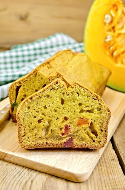 Pastel De Calabaza Con Frutas Confitadas En El Tablero Calabaza Cuchillo Servilleta En El