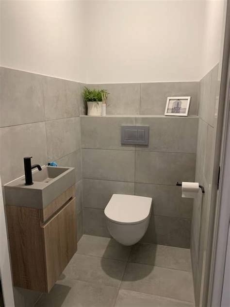 Modern Toilet Met Betonlook Tegels En Houten Wastafelmeubel Toilet