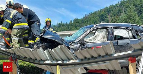 Unfall In K Rnten Auto Flog Von Stra E Und Landete Auf Einem Carport