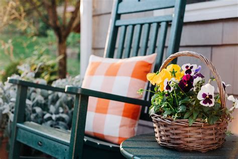 10 Townhouse Porch Decorating Ideas to Make Your Neighbors Green with Envy!