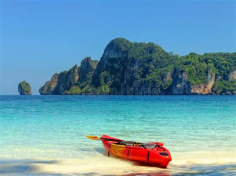 Kajak Colorido En La Playa Del Ao Yongkasem En Phi Phi Don Island Krab