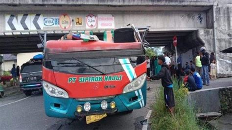 Breaking News Bus Tabrak Fly Over Di Padang Panjang Penumpang