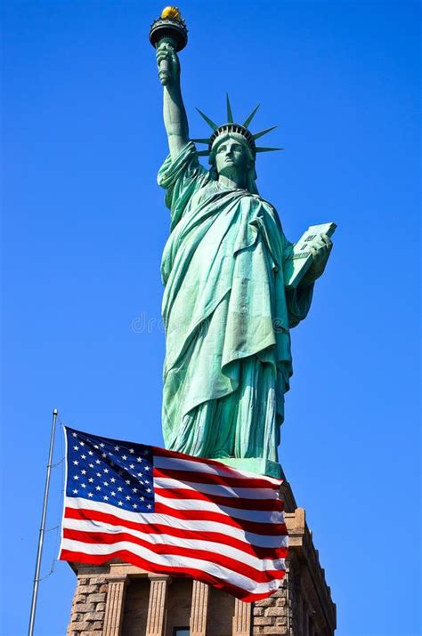 Estatua De La Bandera De La Libertad Y De Estados Unidos En New York ...