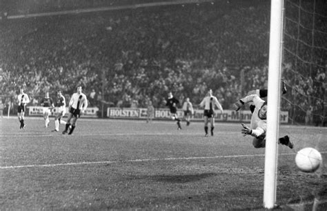 Hamburg Defeats Dresden In Their Uefa Cup Round Of St Leg In