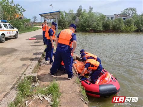 闻“汛”而动：冲锋舟载着获救“遇险群众”返回腾讯新闻