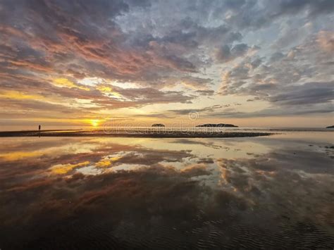 Hermosa Vista Al Atardecer Con Vivos Colores En El Cielo En La Playa De