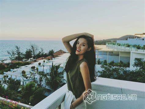 Hoa hậu Kỳ Duyên mặc bikini khoe dáng trên bãi biển