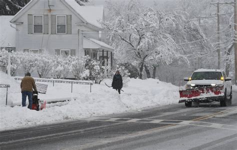 Storms envelop much of US, bringing heavy snow, rains, tornadoes