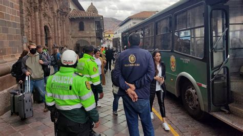 Cusco Buses De La PNP Trasladan A Turistas Nacionales Y Extranjeros