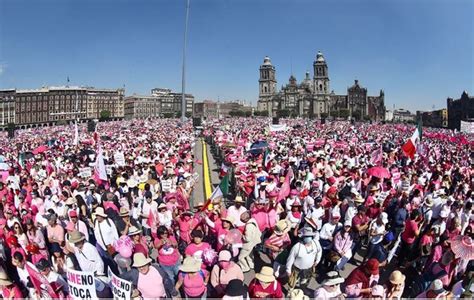 Marcha en defensa del INE El Zócalo se pinta de rosa y blanco El