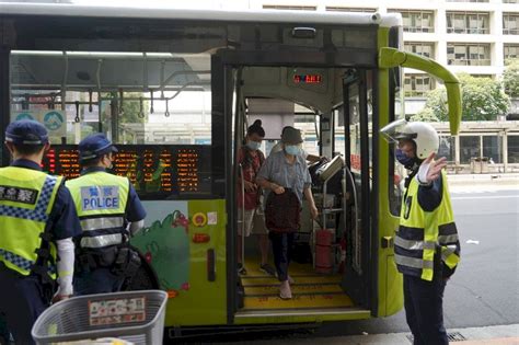 萬安演習25日登場，台北市於警報施放期間全市實施人員離車疏散，圖為員警攔下公車，引導車上乘客到避難處所躲避。中央社記者孫仲達攝 110年7月